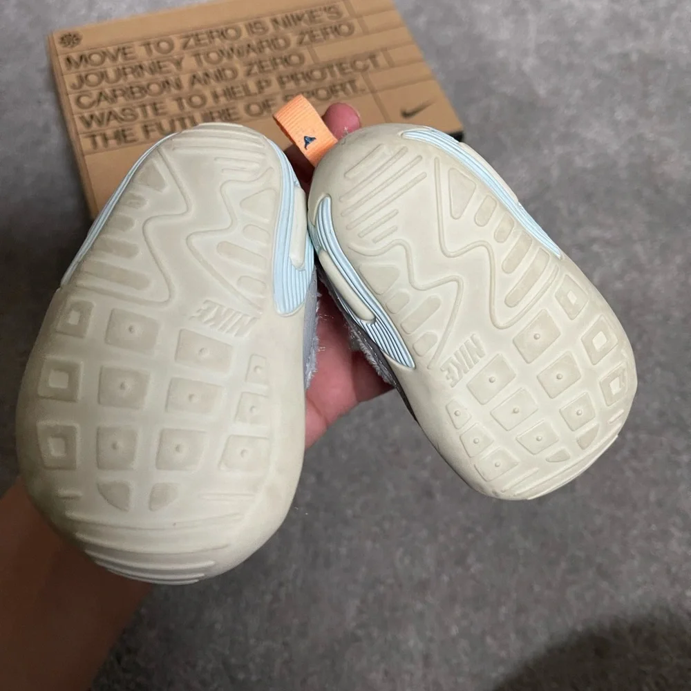 Baby boy Nike crib shoes - Picture 2 of 4